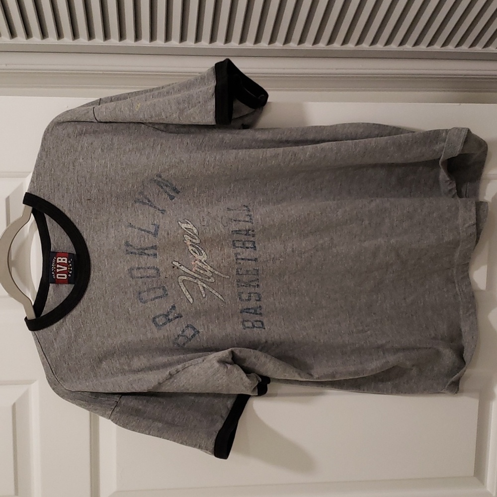 Brooklyn Flyers Basketball t-shirt. Men's XL. Old Varsity Brand.